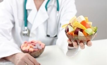 Odborník na výživu s ovocným šalátom